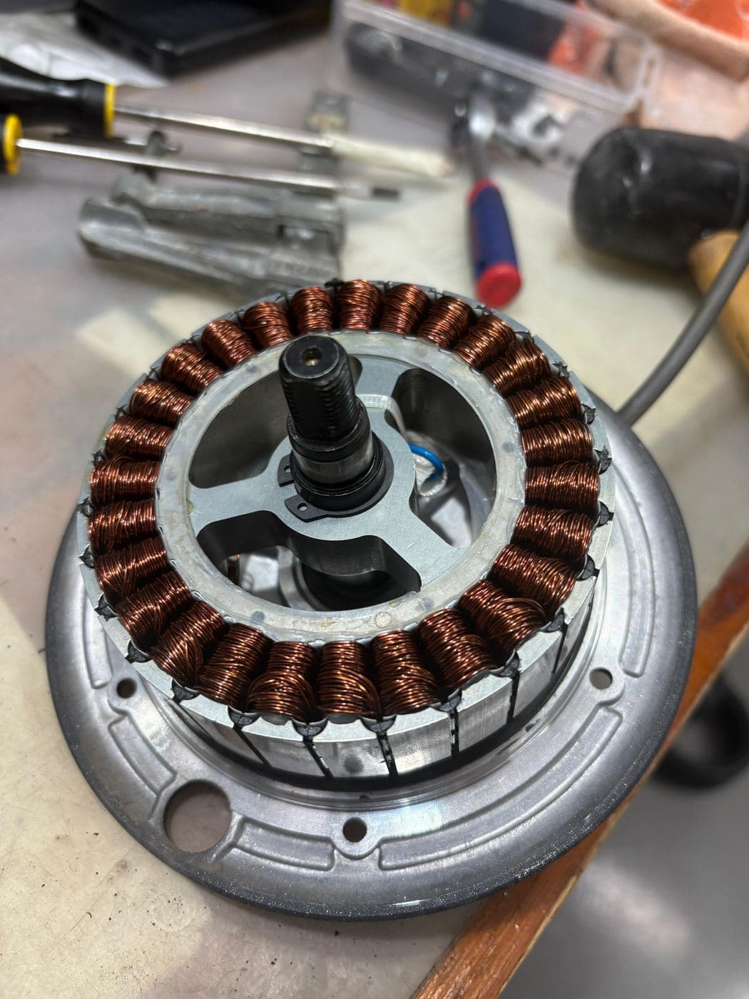 Motor hub nuevo en banco de trabajo